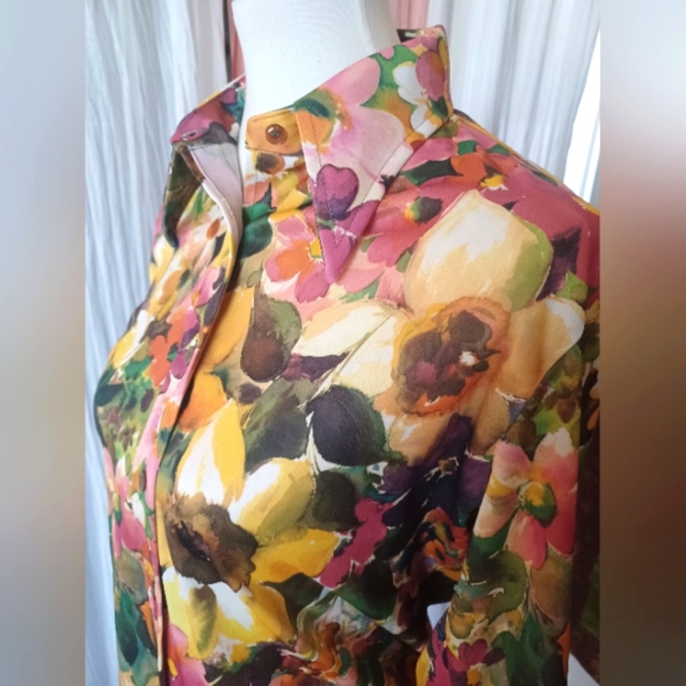 Vintage flower 🌼 button up blouse.